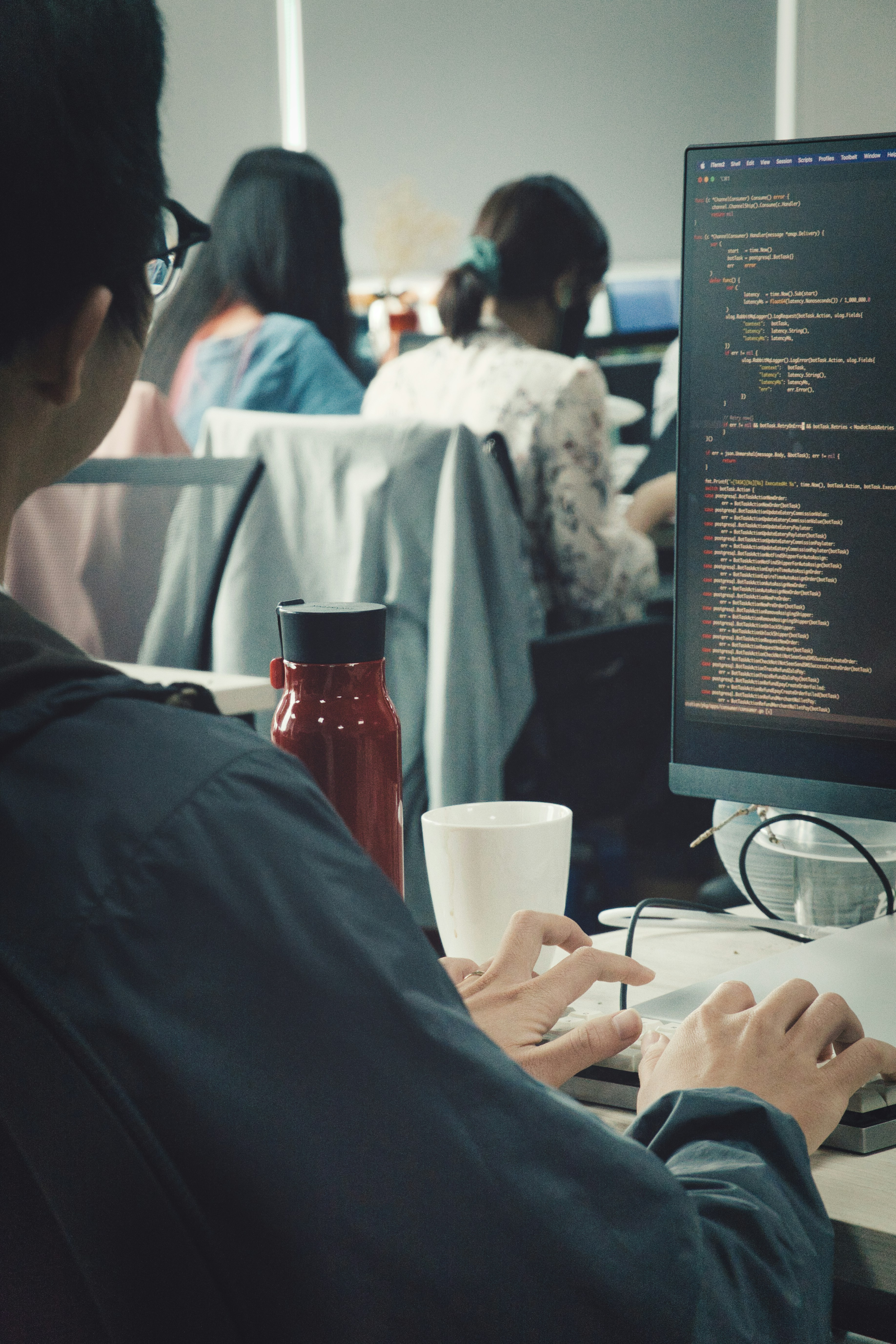 Equipo de desarrollo colaborando en una estrategia tecnológica